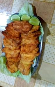 Un tazón de comida con un montón de comida en Pousada do Alemão exclusiva para pescadores em Cananéia-SP, en Cananéia 12 fotos más