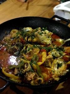 una sartén llena de comida en una mesa en Pousada do Alemão exclusiva para pescadores em Cananéia-SP, en Cananéia