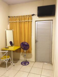 迦南的住宿－Pousada do Alemão - Cananéia，客房设有书桌和带镜子的桌子