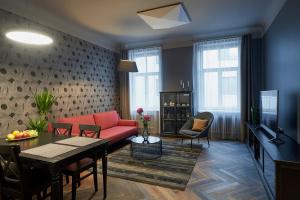 un soggiorno con divano rosso e tavolo di DECO APARTMENT a Riga