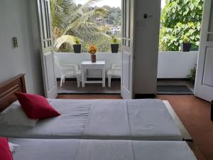 Postel nebo postele na pokoji v ubytování Kandy Mountain Cottage + 37 fotografií
