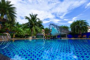Bazén v ubytování R-Mar Resort and Spa Patong, Phuket nebo v jeho okolí