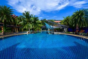 Bazén v ubytování R-Mar Resort and Spa Patong, Phuket nebo v jeho okolí