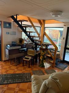 ein Wohnzimmer mit einer Wendeltreppe in einem Haus in der Unterkunft Hostal Español Coyhaique in Coihaique