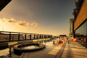 福岡的住宿－Miyako Hotel Hakata，建筑物屋顶上的热水浴池
