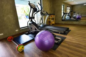 Fitness centrum a/nebo fitness zařízení v ubytování R-Mar Resort and Spa Patong, Phuket