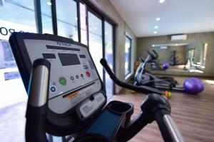 Fitness centrum a/nebo fitness zařízení v ubytování R-Mar Resort and Spa Patong, Phuket