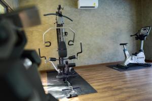 Fitness centrum a/nebo fitness zařízení v ubytování R-Mar Resort and Spa Patong, Phuket