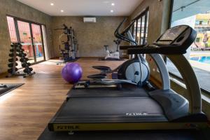 Fitness centrum a/nebo fitness zařízení v ubytování R-Mar Resort and Spa Patong, Phuket