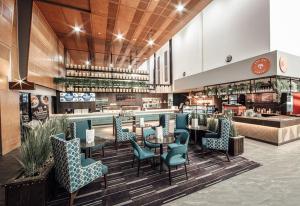 um restaurante com cadeiras e mesas e um bar em The Gateway Inn, Newcastle em Newcastle