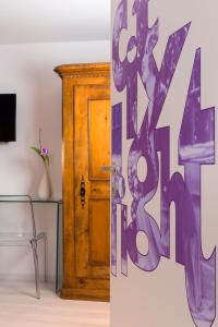 Uma televisão e/ou sistema de entretenimento em B&B 7e Art