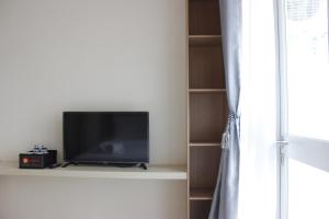 TV a/nebo společenská místnost v ubytování Minimalist Studio Room Taman Melati Apartment Jatinangor By Travelio