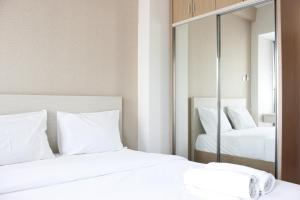 Postel nebo postele na pokoji v ubytování Minimalist Studio Room Taman Melati Apartment Jatinangor By Travelio