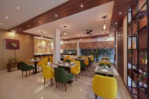Reštaurácia alebo iné gastronomické zariadenie v ubytovaní Regenta Inn Indiranagar by Royal Orchid Hotels