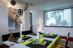 Uma televisão e/ou sistema de entretenimento em B&B 7e Art