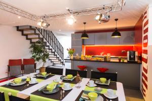 uma sala de jantar e cozinha com mesa de jantar e cadeiras em B&B 7e Art em Vevey