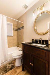Ένα μπάνιο στο Great for Groups and Families, Read the listing +18 φωτογραφίες