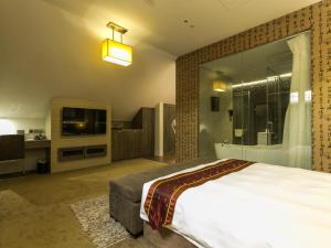 
A bed or beds in a room at Bliss Hotel Singapore (SG Clean, Staycation Approved)
