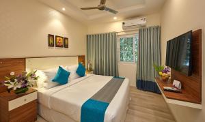 Posteľ alebo postele v izbe v ubytovaní Regenta Inn Indiranagar by Royal Orchid Hotels