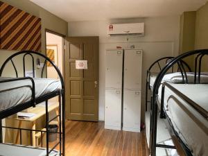 Двухъярусная кровать или двухъярусные кровати в номере Hornbill's Nest Kuching