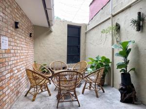 - un ensemble de chaises et d'une table sur une terrasse dans l'établissement Hornbill's Nest Kuching, à Kuching