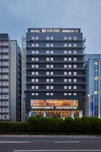 un bâtiment avec un panneau à l'avant dans l'établissement Via Inn Prime Shinsaibashi Yotsubashi, à Osaka