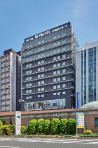 un bâtiment avec un panneau sur son côté dans l'établissement Via Inn Prime Shinsaibashi Yotsubashi, à Osaka