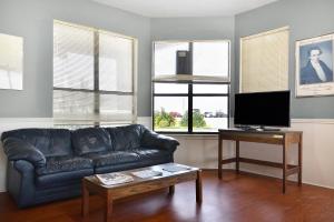 TV a/nebo společenská místnost v ubytování Americas Best Value Inn Lockhart TX