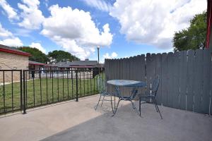 Balkón nebo terasa v ubytování Americas Best Value Inn Lockhart TX