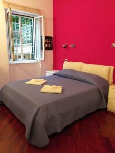 1 dormitorio con 1 cama con 2 toallas en Vacanze Romane con giardino en Roma