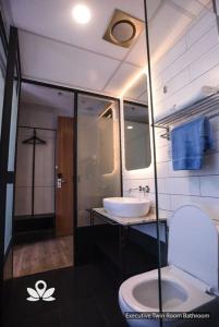 Koupelna v ubytování Ceria Hotel + 37 fotografií