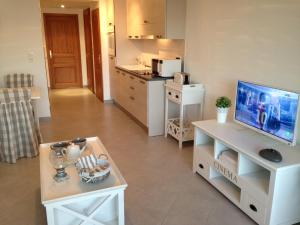 un salon avec une télévision sur une table dans l'établissement Residence Nayah-Maria, à Calvi