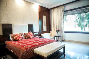 Un dormitorio con una gran cama roja y una ventana en Hotel Airport Residency, en Nueva Delhi