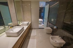 
a bathroom with a sink, toilet and bathtub at استراحة الفيحاء AL Feyhaa Resthouse in Samail
