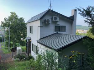 小樽市にあるクールコテージ小樽オタモイの屋根付白屋