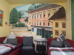 a room with a couch and a painting of a city at Ferienwohnung direkt in Ilmenau in Ilmenau