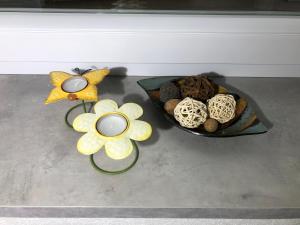 una mesa con un plato de comida y un tazón de flores en zollwanger - Wohnen auf Zeit, en Dilinga