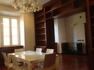 une salle à manger avec une table blanche et des chaises blanches dans l'établissement Ludovisi Luxury Rooms, à Rome