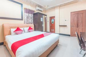 A bed or beds in a room at SUPER OYO 1640 Fallinda Hotel