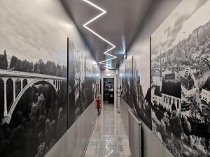 un pasillo con fotos en las paredes de un edificio en JJ32, en Luxemburgo