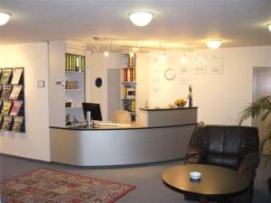 eine Lobby mit einem Schreibtisch und einem Wartezimmer in der Unterkunft Gasthof Ludl in Groß-Enzersdorf