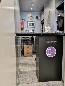 une réception dans un bureau avec une horloge sur le mur dans l'établissement JJ32, à Luxembourg