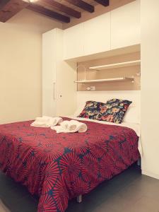 Tempat tidur dalam kamar di Niki O. Apartments