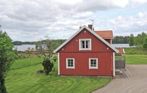 KvänarpにあるHoliday home Flattinge Vittaryd Vの緑地の上に座る赤い家