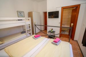 Katil atau katil-katil dalam bilik di Hotel Rosmann