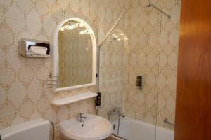 Bilik mandi di Hotel Rosmann