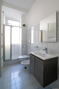 ボルツァーノにあるApartment Andreasの洗面台とトイレを備えた白いバスルーム +16枚の写真