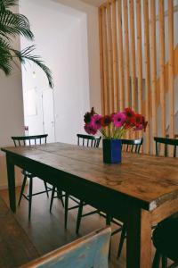 una mesa de madera con flores encima en 130sqm appartment with 20sqm terras and free parking, en Amberes