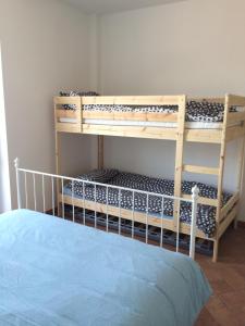 1 Schlafzimmer mit 2 Etagenbetten und 1 Bett in der Unterkunft Guendalina Mon Amour in Roncola