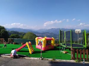 Kawasan permainan kanak-kanak di Guendalina Mon Amour